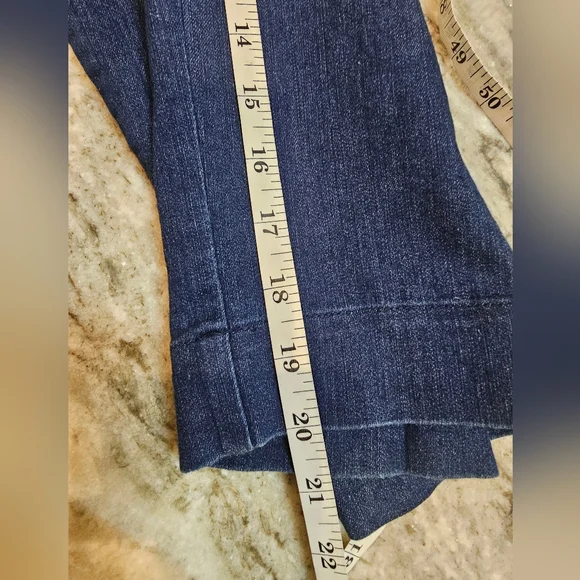 Alfred Dunner 14 Stretch Denim Capris Pull-On Comfort Waist Star Embellished - Picture 7 of 8